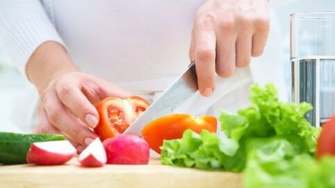 Les légumes sont coupés avec un couteau