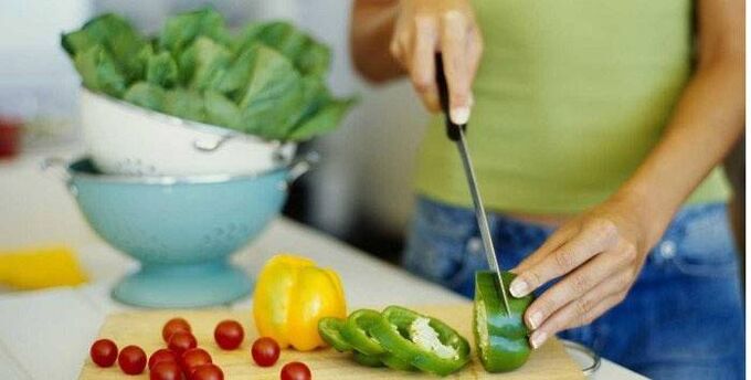 Cuisinez une salade de légumes pour le dîner en suivant les principes d'une bonne nutrition pour une silhouette mince